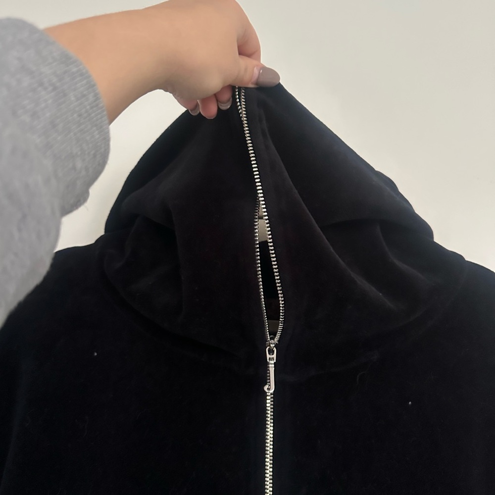 Vintage Juicy Couture Black Velour Zip Hoodie – Size M, Wide Collar, Y2K Style - Picture 5 of 9